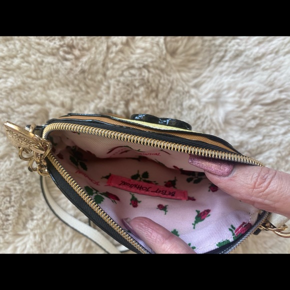 Betsy Johnson pancakes crossbody purse - Picture 4 of 4